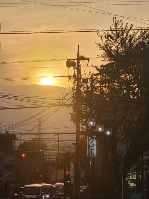 10-佐藤-夕日を望む座間駅前1776045781167