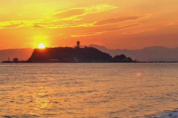 5-田添-2025年4月末ＨＰ用　江ノ島ノ夕焼け