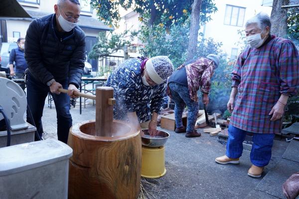 12恒例の餅つきー２