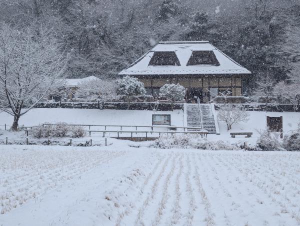 2PXL　1._大雪に見舞われた里山体験館　20260208_004911373