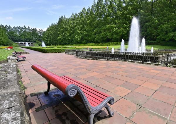 2福塚★ 赤いベンチと噴水