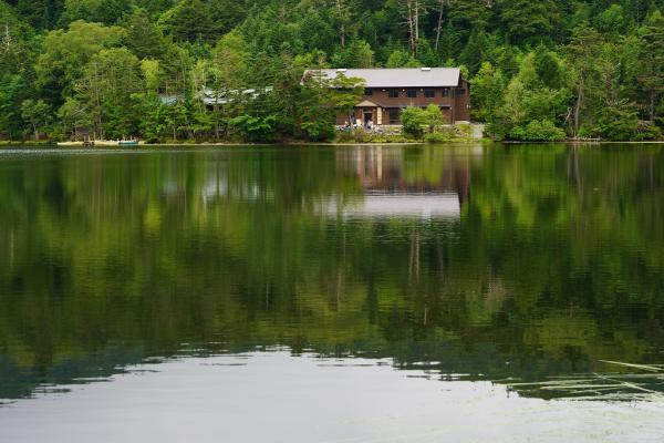 1アキタ：清水をたたえた神秘的な湖