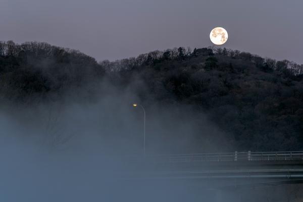 8野口-沈む満月に沸き立つ川霧