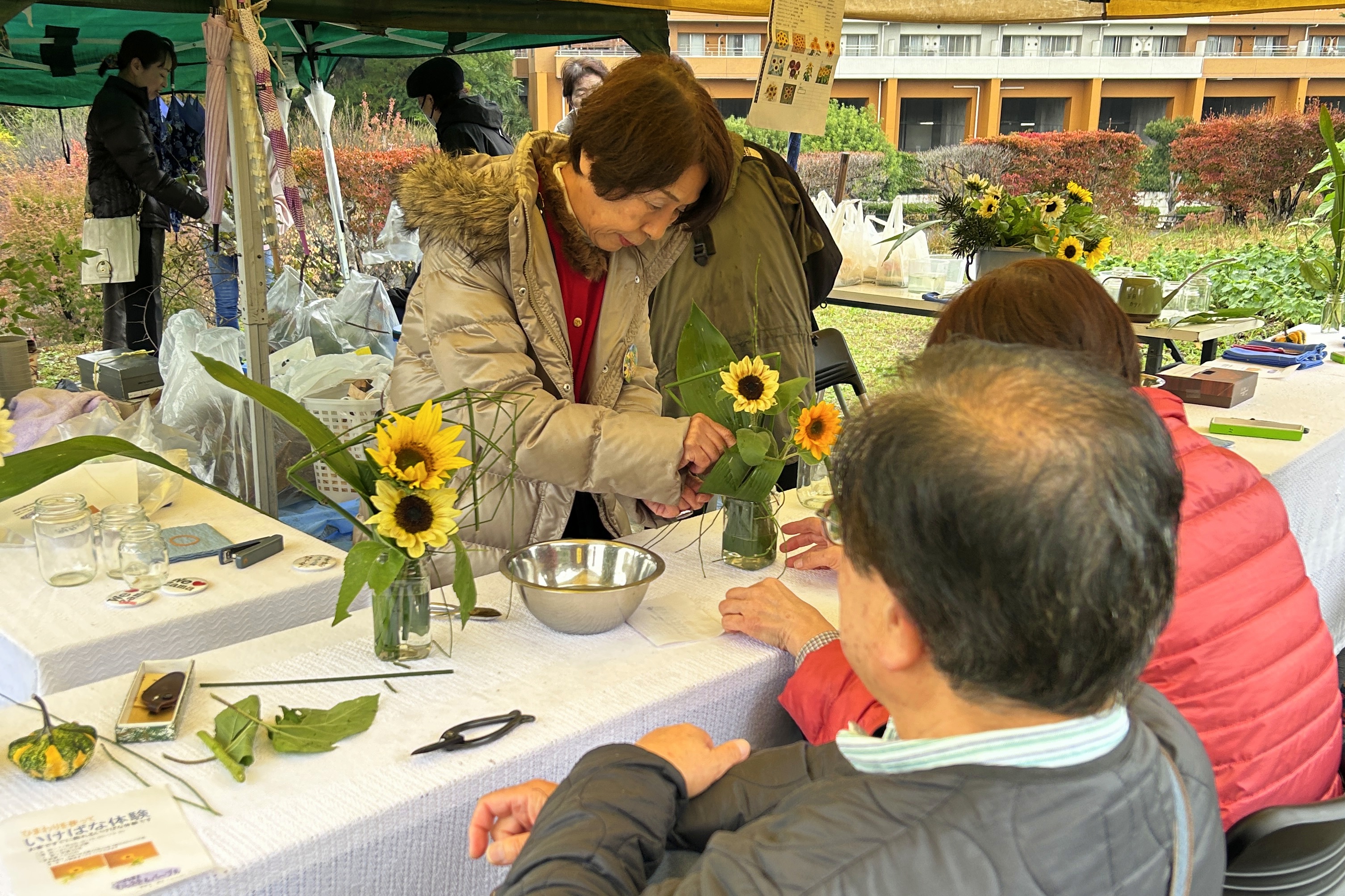 令和7年11月9日 🌻ひまわりを使って「いけばな体験」🌻を開催しました!