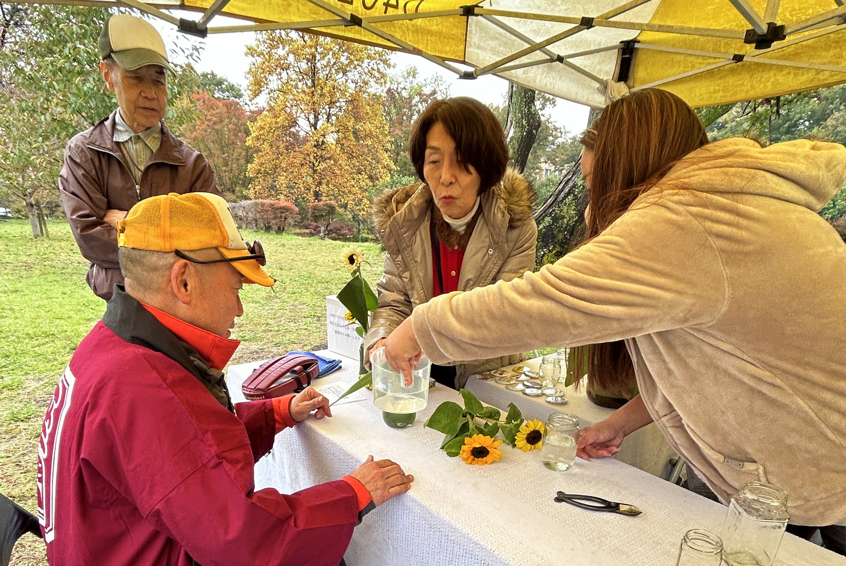 令和7年11月9日 🌻ひまわりを使って「いけばな体験」🌻を開催しました!