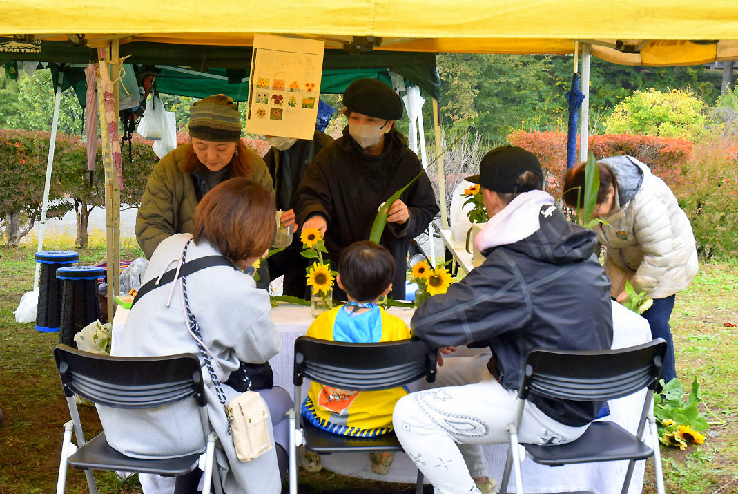 令和7年11月9日 🌻ひまわりを使って「いけばな体験」🌻を開催しました!