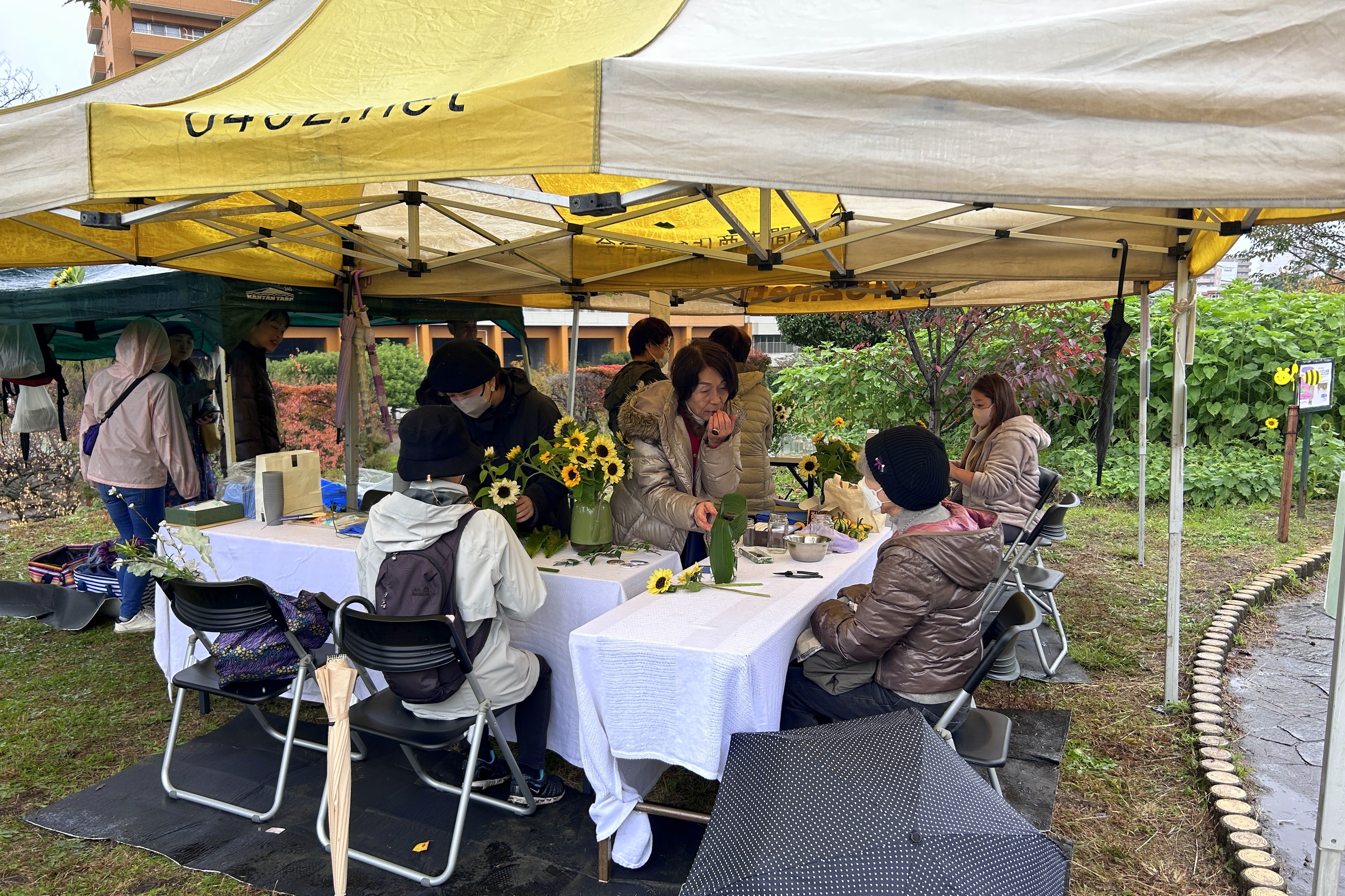 令和7年11月9日 🌻ひまわりを使って「いけばな体験」🌻を開催しました!